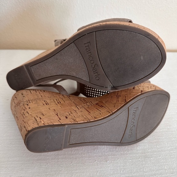 Franco Sarto Clinton2 Taupe Perforated Microsuede Cork Wedge Sandals 7.5M - Picture 11 of 11